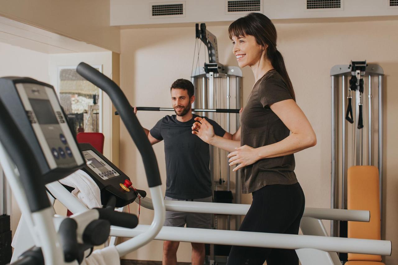 Ortner'S Resort Bad Füssing Esterno foto A personal trainer with a client