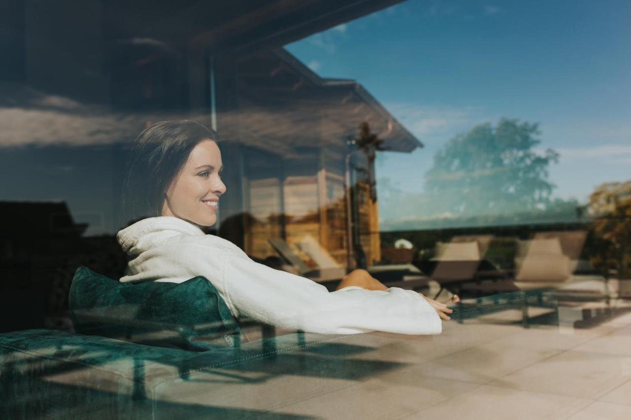 Ortner'S Resort Bad Füssing Esterno foto A woman relaxing at a resort