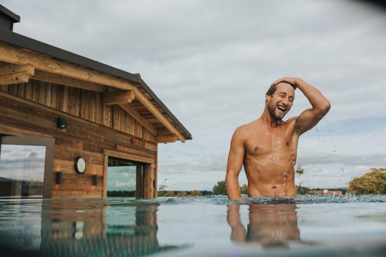 Ortner'S Resort Bad Füssing Esterno foto A man in a swimming pool