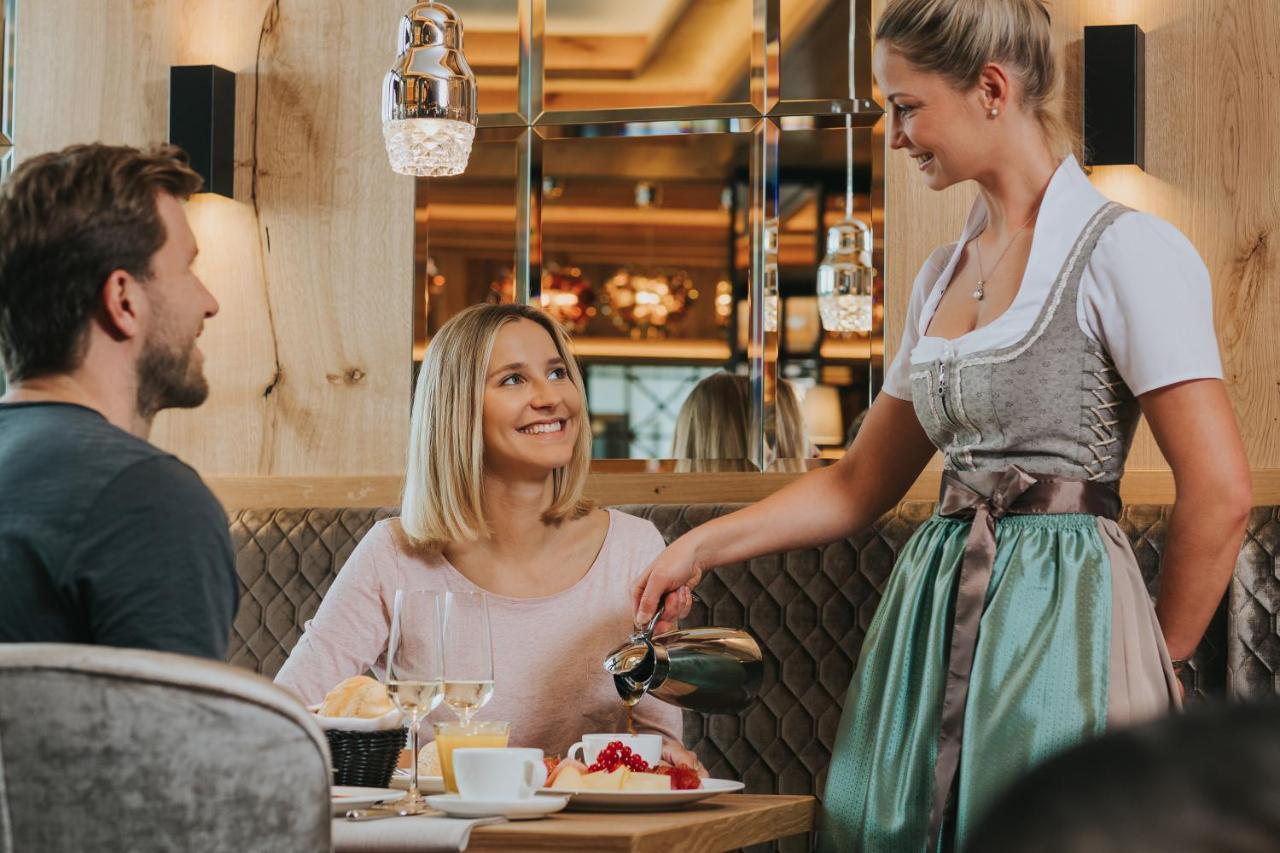 Ortner'S Resort Bad Füssing Esterno foto A waitress serving customers
